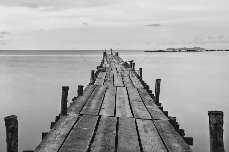 黑色和白色的沙滩木码头摄影