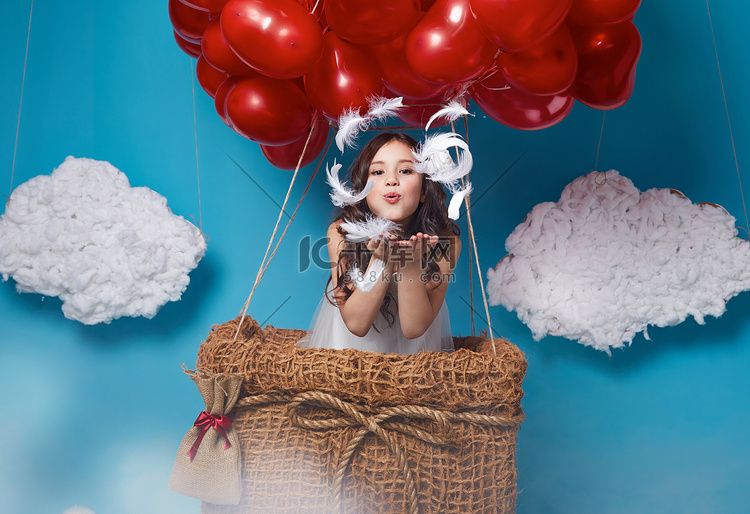 小可爱的女孩，在红色的心形气球