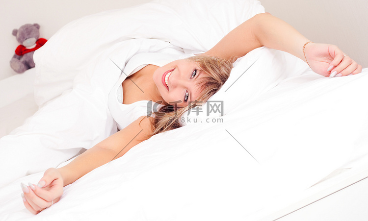 Täck med eftertanke躺在床上的女人