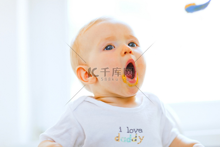 吃勺子斑点可爱的宝宝张开的嘴