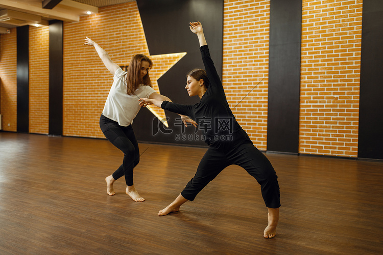 两名当代女舞蹈演员在演播室里表