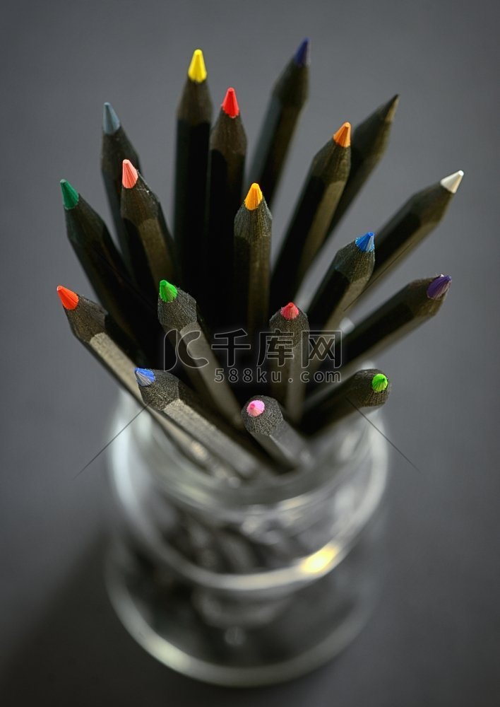 罐子里的彩色黑色铅笔