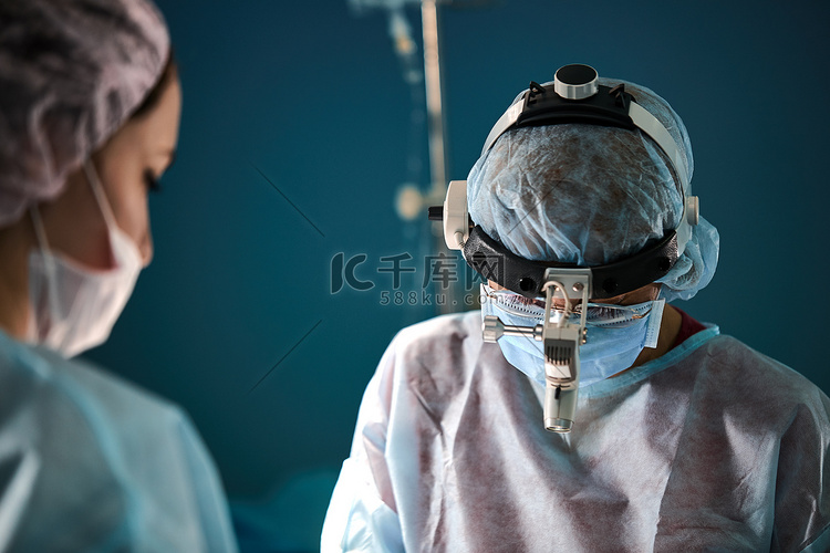 一组外科医生在手术室里拍了一张