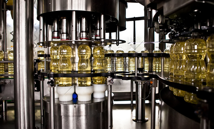 向日葵油在瓶子上移动的生产线上