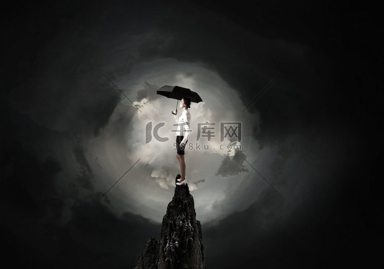 撑着伞的女人。顶着一把黑色雨伞
