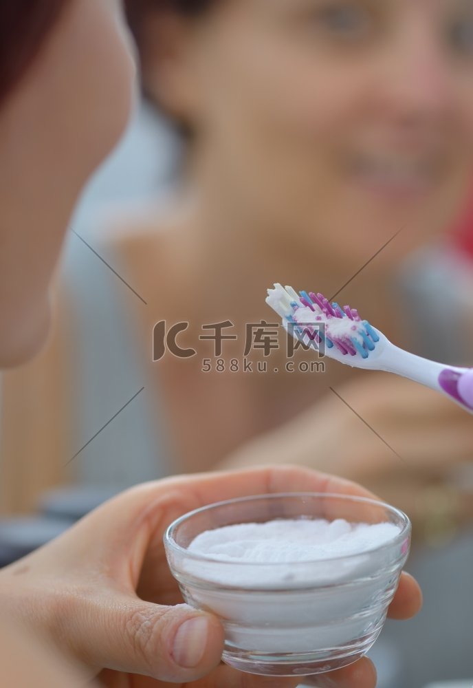 女性使用碳酸氢钠美白牙齿