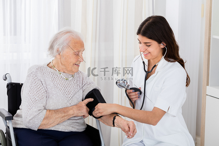 女医生检查血压的女高管