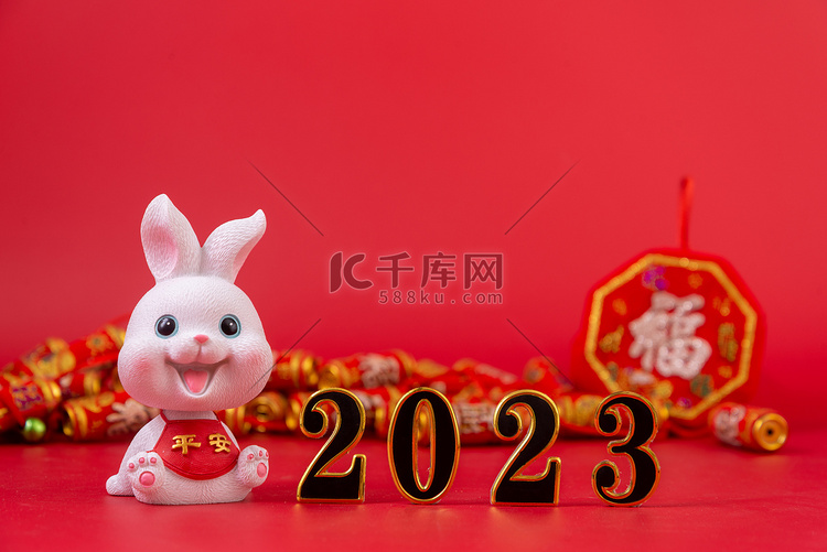 新年2023兔子玩偶红色背景摆