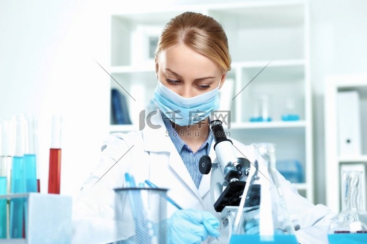 年轻的科学家在白色制服在实验室