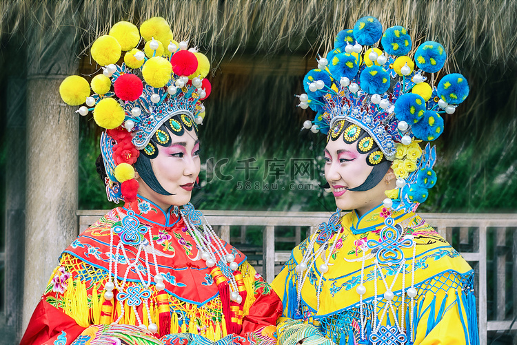 两个美丽的中国女孩，在传统中国