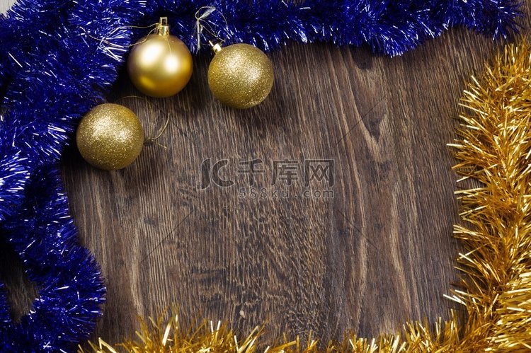 圣诞背景与装饰球和金属丝的背景