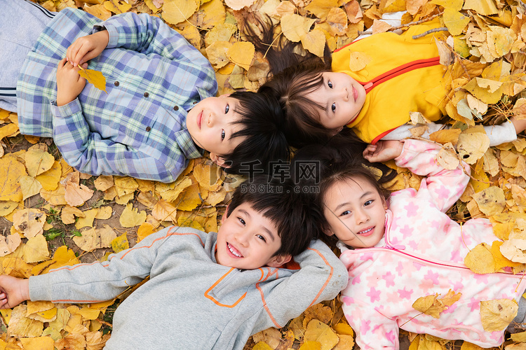 可爱的小朋友们躺在草地上玩耍