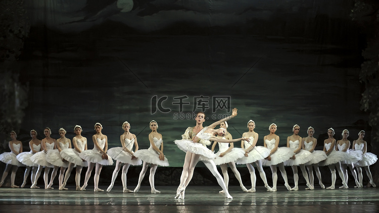 天鹅湖芭蕾舞团由俄罗斯皇家芭蕾