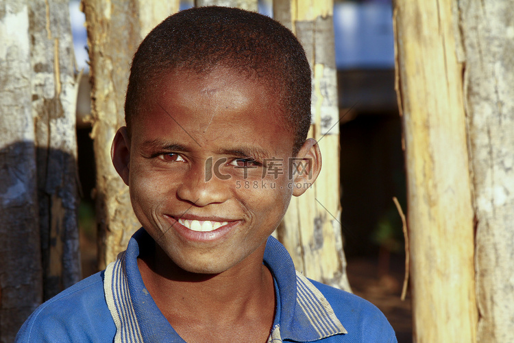 可爱的非洲男孩，与美丽的笑容-
