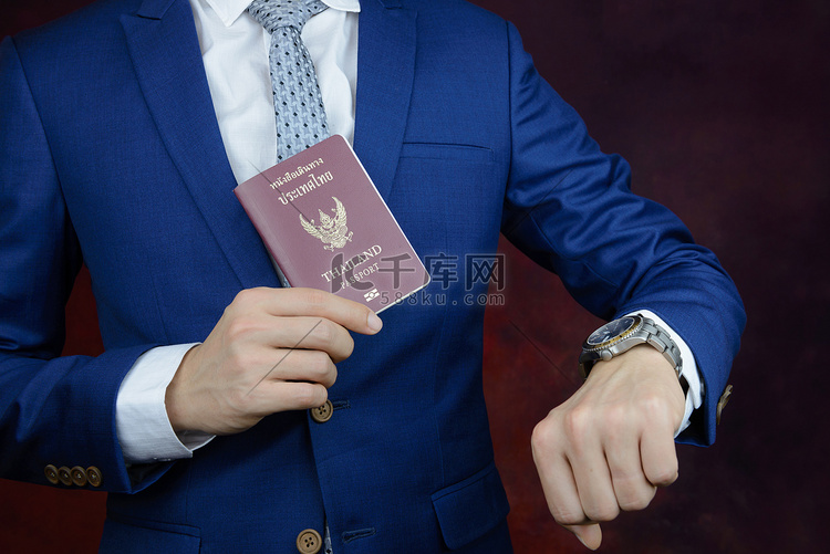 商人出示护照，检查在手表上的时