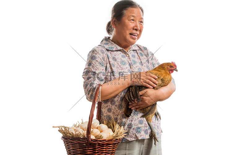 农民拿着鸡和鸡蛋