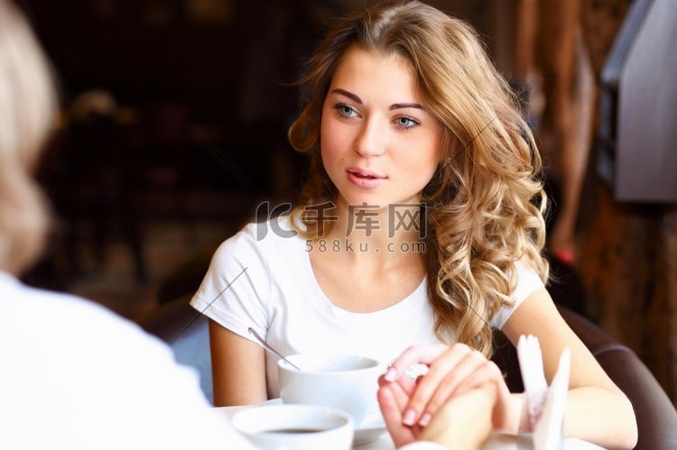坐在餐厅里的年轻漂亮女子的肖像