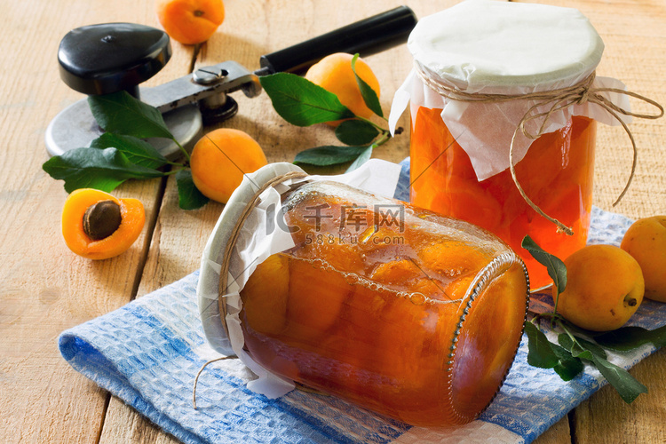 杏子保存在自己的汁罐木制的桌子