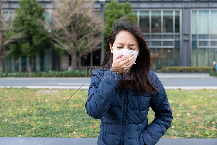 女人在室外戴口罩