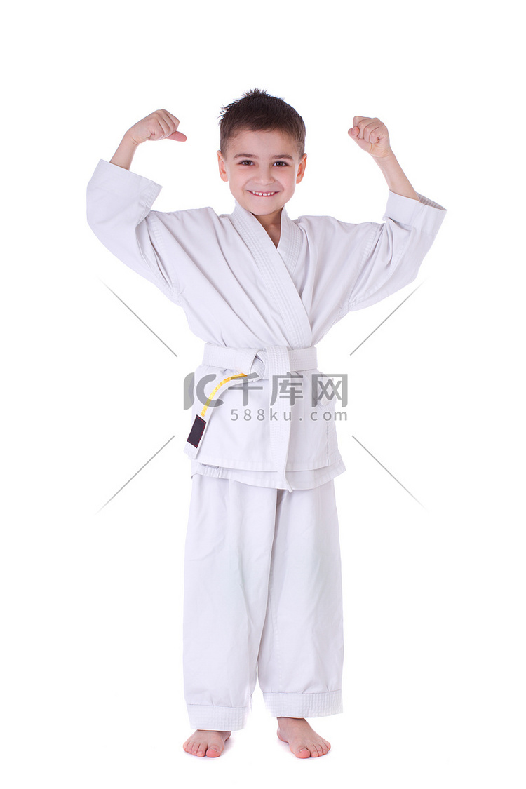 年轻的男孩战斗机在白色的和服