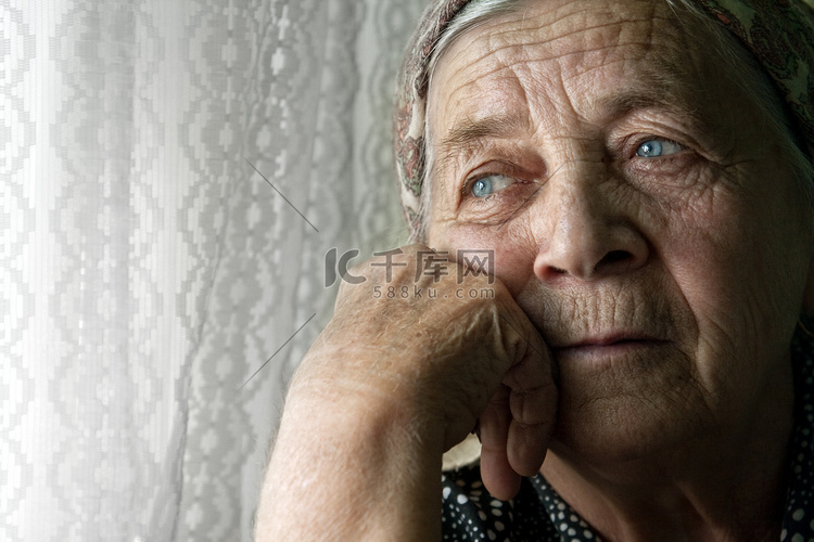 悲伤、孤独、沉思的老妇人