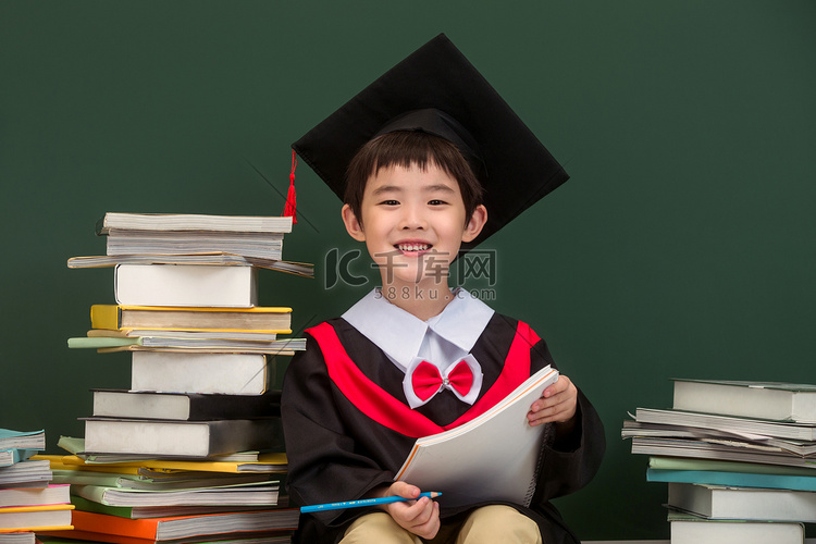 穿着学士服的小学男生