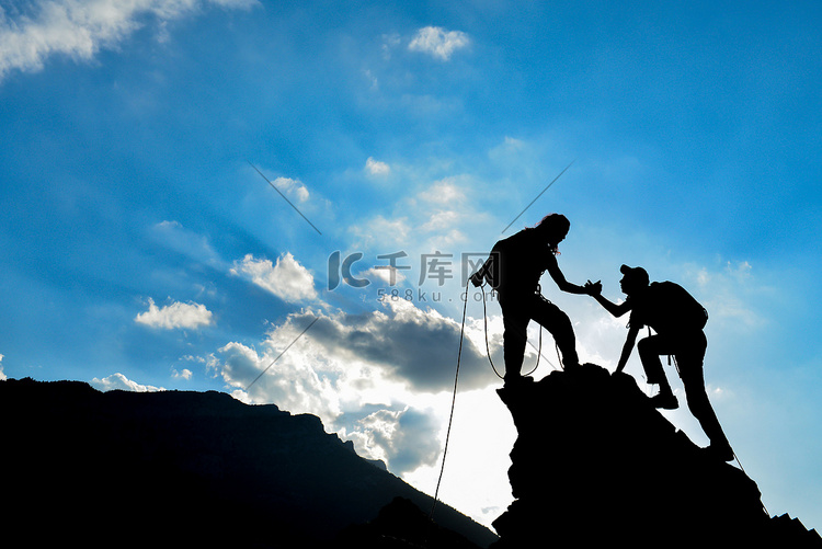 在岩石上的帮助及登山者的帮助