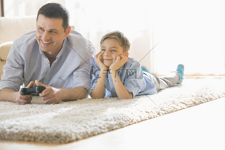 父亲和儿子在玩视频游戏