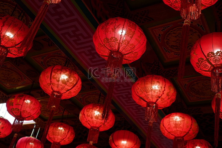 许多灯亮着红色的中国灯笼，上面