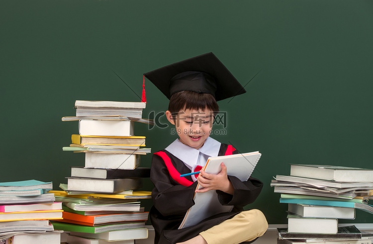 穿着学士服的小学男生