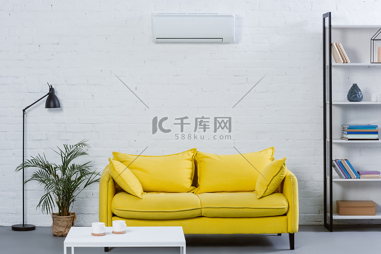 现代起居室内的黄色沙发和空调挂