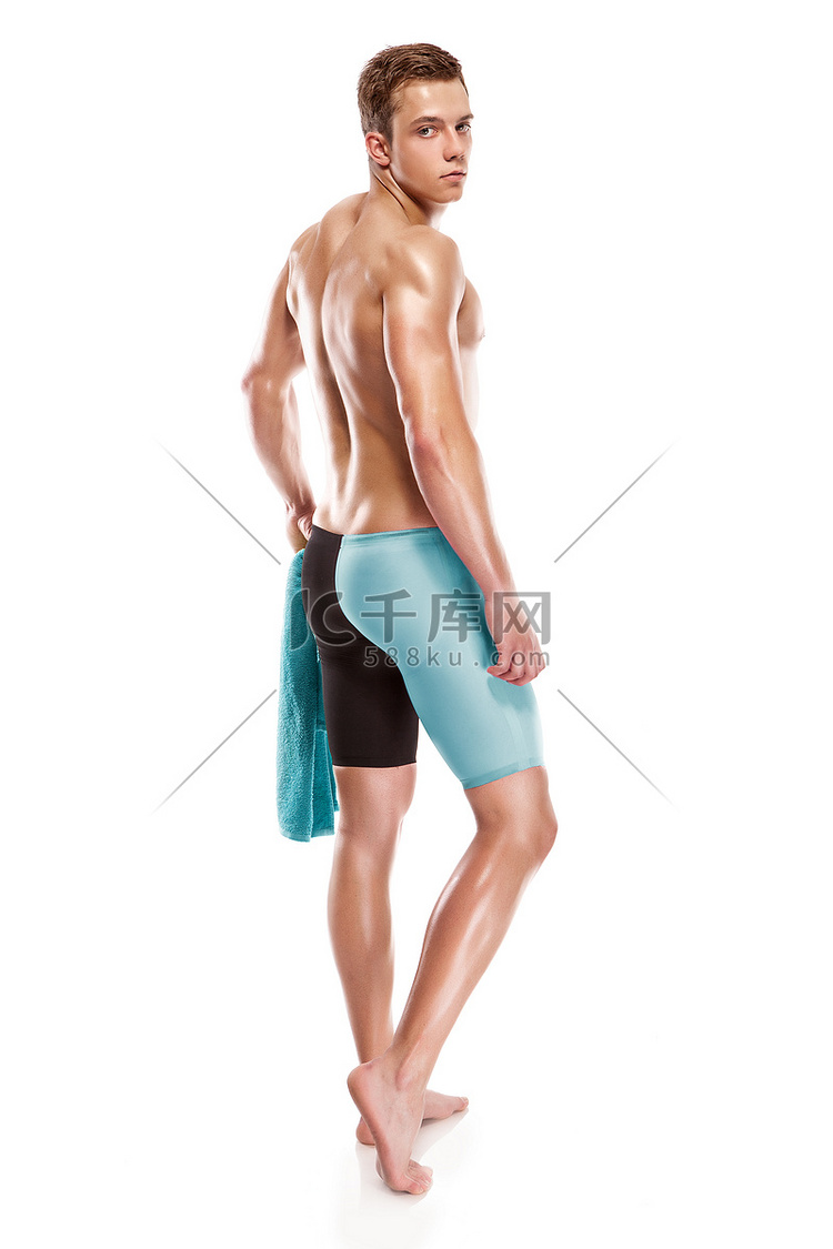 男子游泳运动员戴着护目镜和毛巾