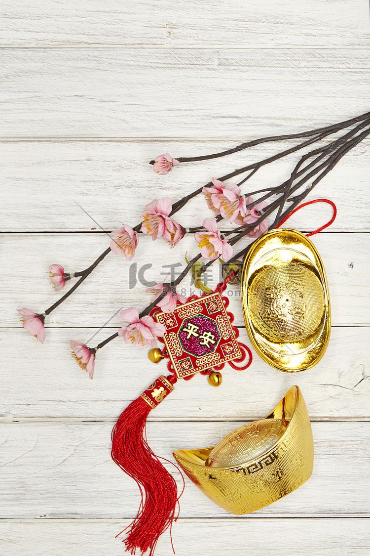 中国新年节日装饰品，金锭的中文