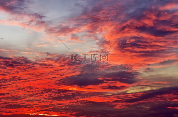 美丽多彩的夕阳的天空。红颜色的