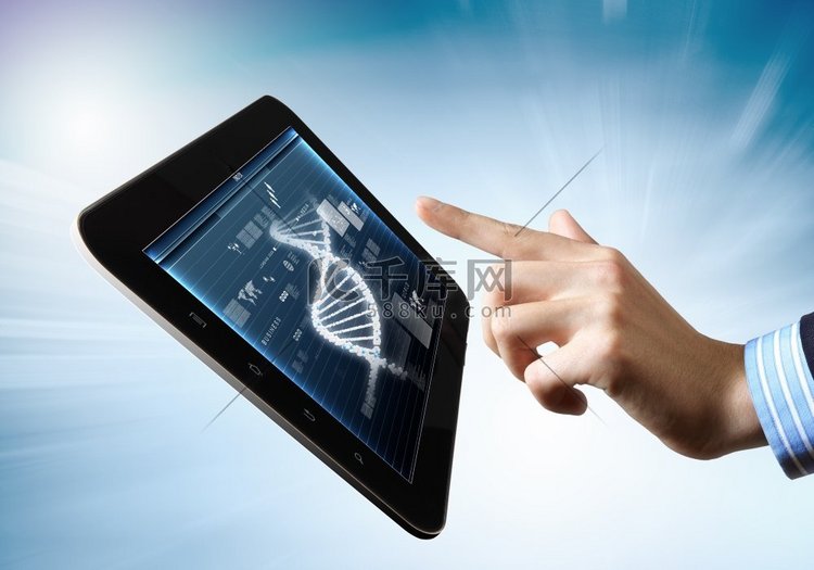 平板电脑屏幕上的DNA链。平板