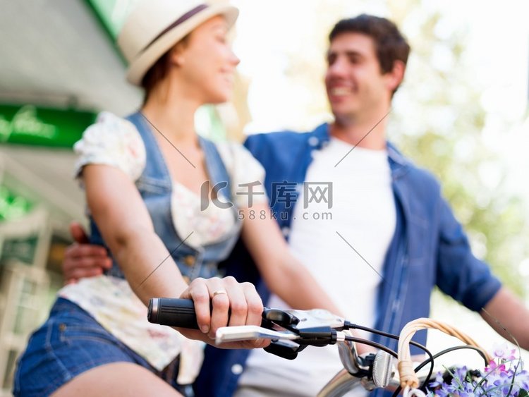 城市里骑着自行车的幸福夫妻。幸