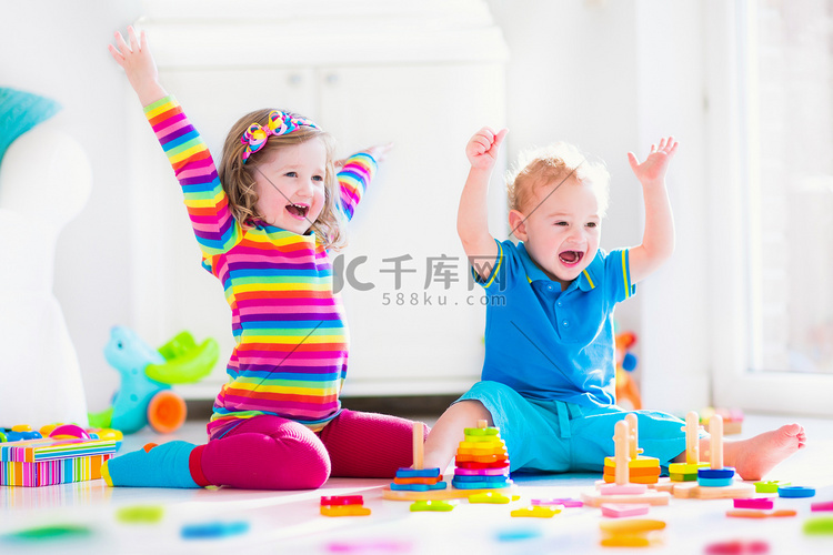 Cjildren 玩木制玩具