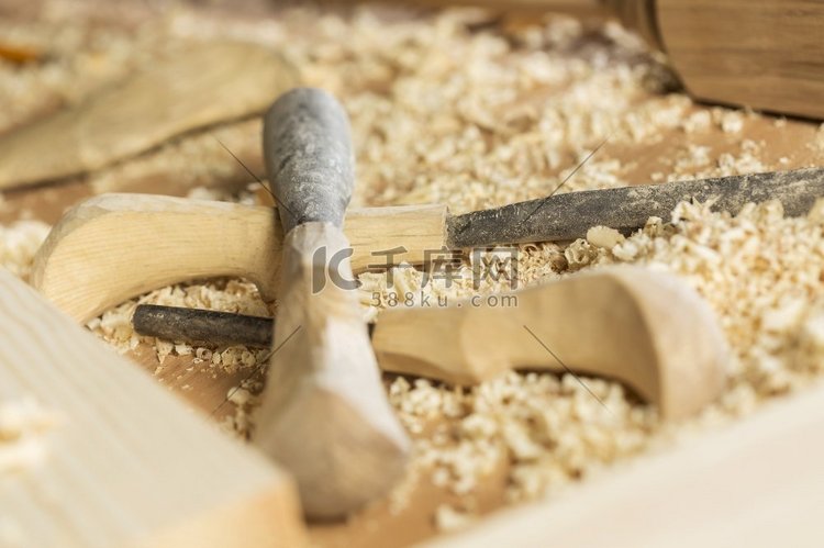 餐桌上用于木材和木屑的切割器