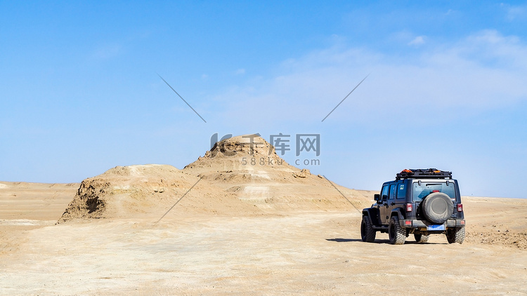 自驾旅行旅游戈壁汽车风光摄影图