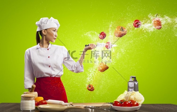 亚洲女厨师用刀。亚洲女性厨师与