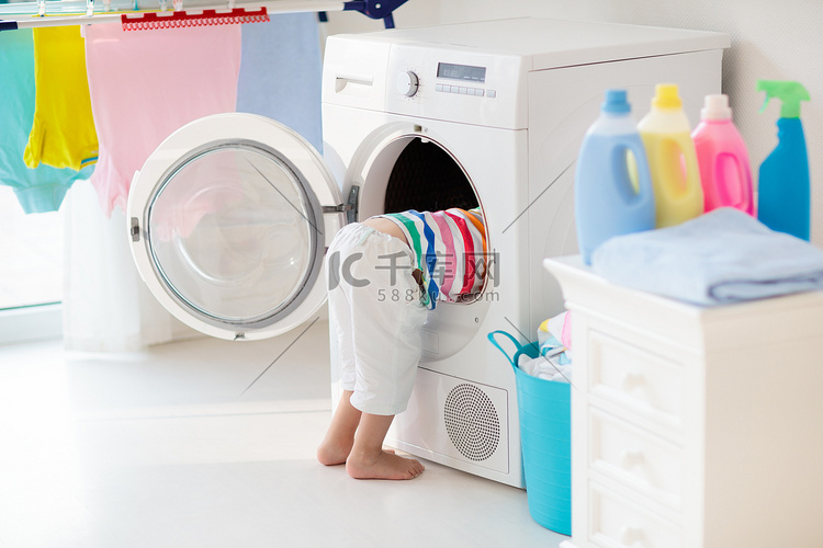 儿童在洗衣房内设有洗衣机或滚筒