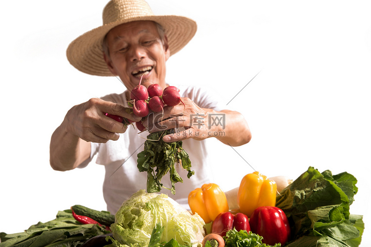 菜农拿着蔬菜