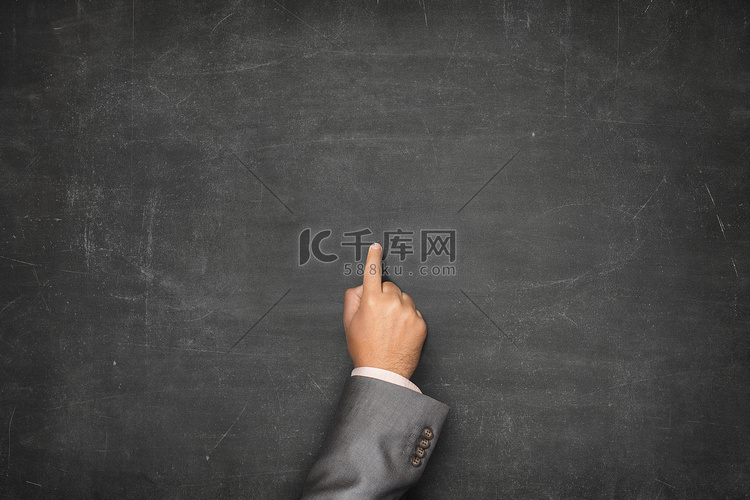 空白的黑板上用商人用手指指