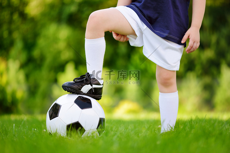 孩子在玩足球游戏的乐趣
