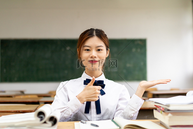 在教室里自习思考的女同学