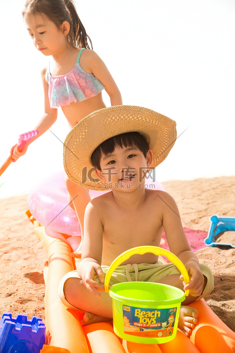 男孩女孩在沙滩上玩耍