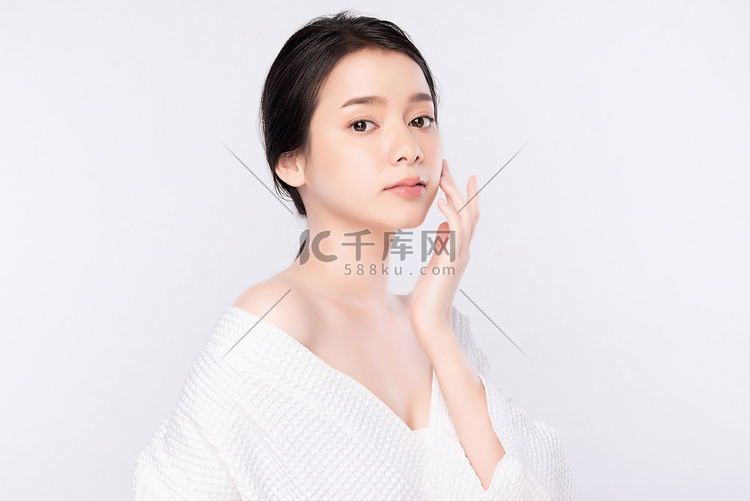 形象美丽的年轻亚洲女人洁净新鲜