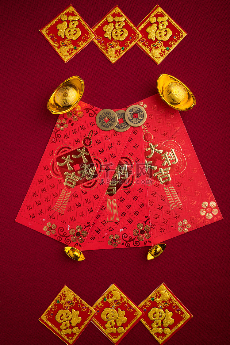 中国新年装饰品，红色背景，各种