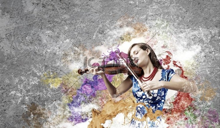 女小提琴家。年轻漂亮的蓝衣女子