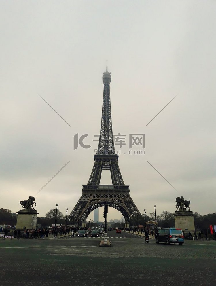 著名巴黎地标埃菲尔铁塔从街道上
